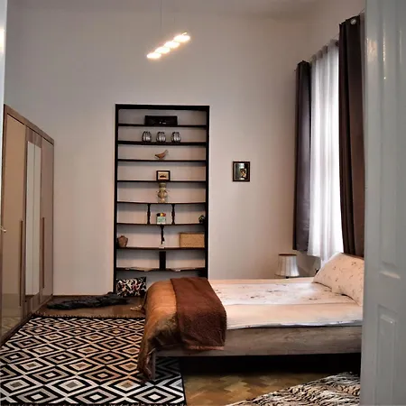 Apartment House Eroilor